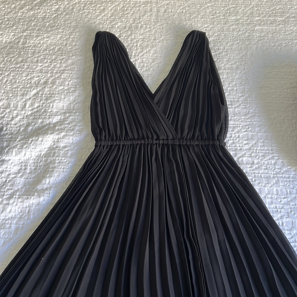Aritzia Wilfred Black Pleated V-Neck Midi Dress size small